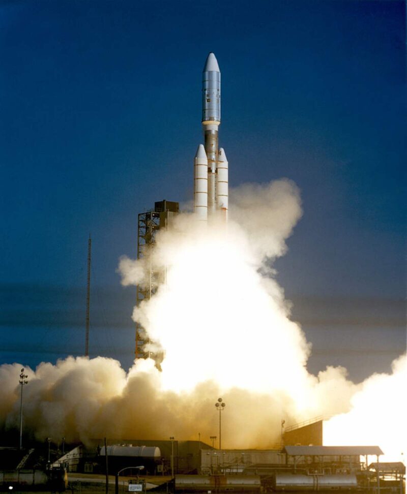 Sonda Voyager 1 la bordul rachetei Titan III/Centaur lansarea din 5 Septembrie, 1977. (Sursa imagine: Wikimedia Commons | NASA)