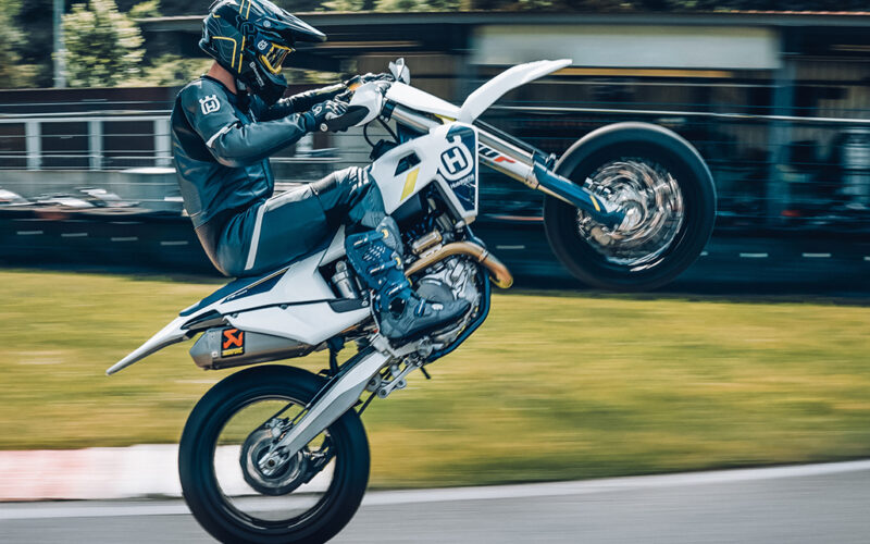 motocicleta husqvarna super moto