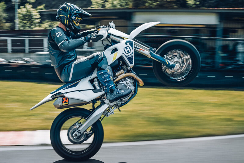 motocicleta husqvarna super moto