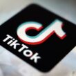 iconita aplicatiei tiktok pe un ecran