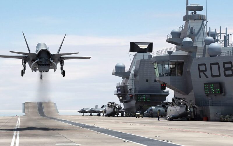 Avion de luptă american F-35 decolând de pe un portavion
