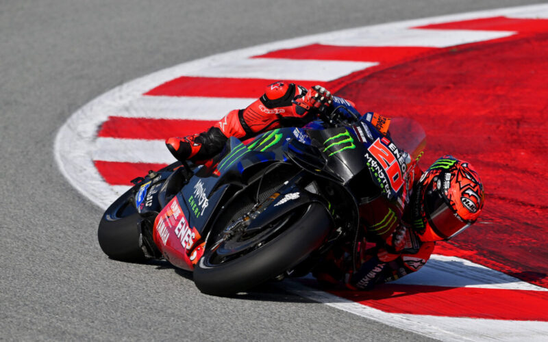 motocicleta yamaha motogp inclinata pe circuit
