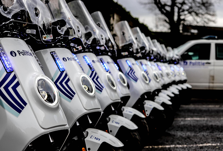 scutere electrice albe niu echipate pentru politie
