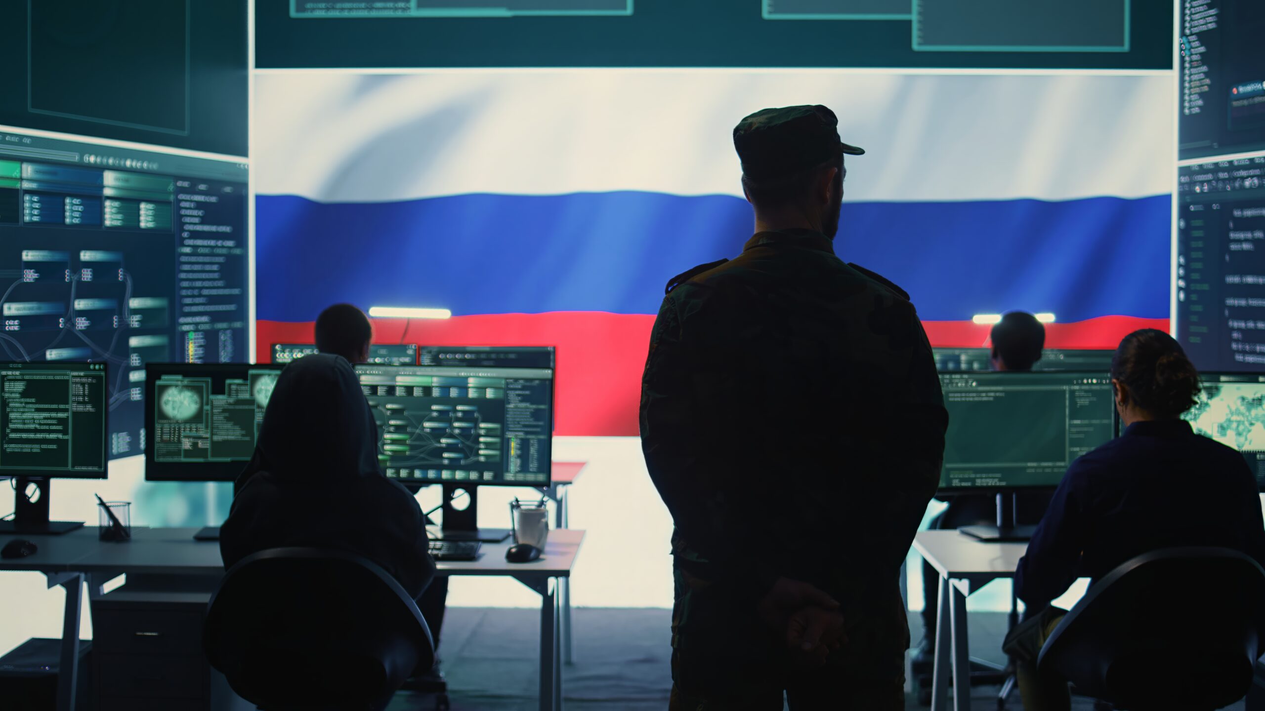 Un hacker rus pregătind un atac cibernetic