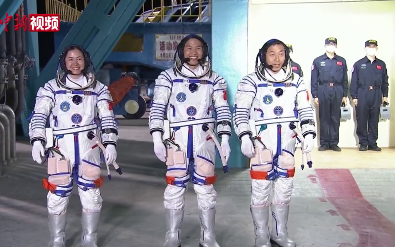 cei trei astronauti ai misiunii spatiale chineze Shenzhu 19