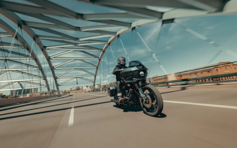 motocicleta harley davidson neagra care ruleaza pe autostrada in america