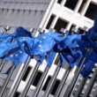 Steaguri ale Uniunii Europene fluturând în fața sediului Comisiei Europene din Bruxelles
