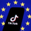 Logo Tiktok cu steagul UE pe fundal
