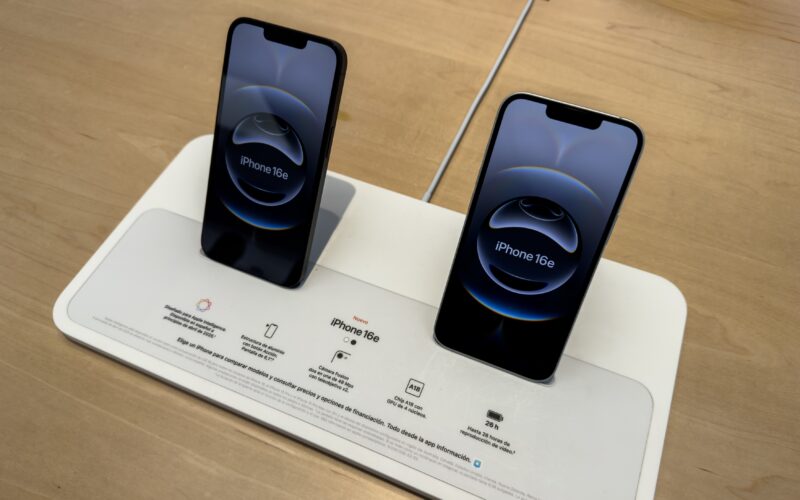 Smartphone iPhone 16e produs de Apple