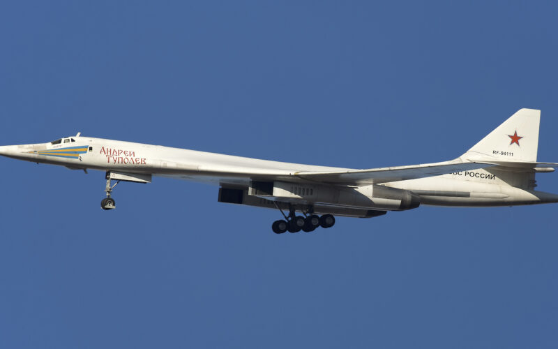 Bombardier strategic Tu-160 in zbor